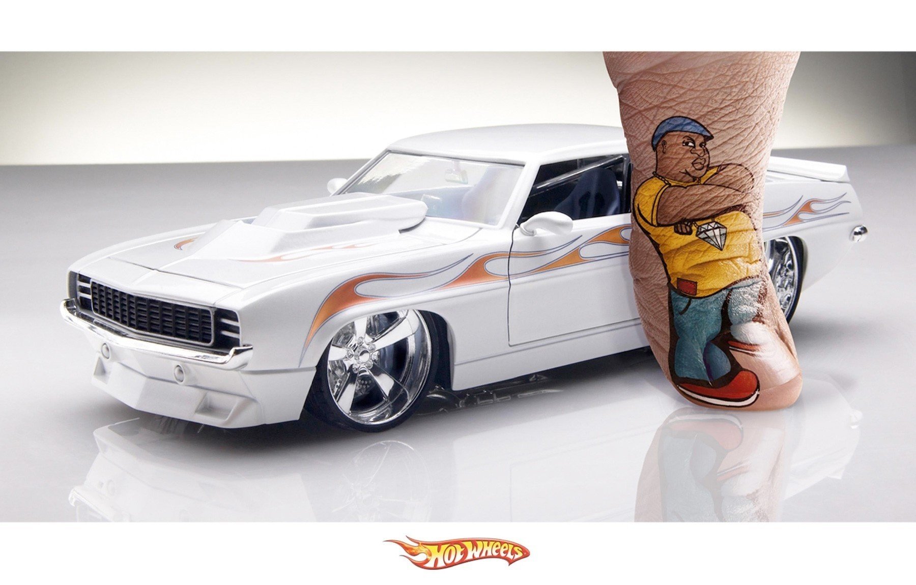 personne modèle de voiture doigt auto modèle hot wheels blanc tatouage dessin créatif machines