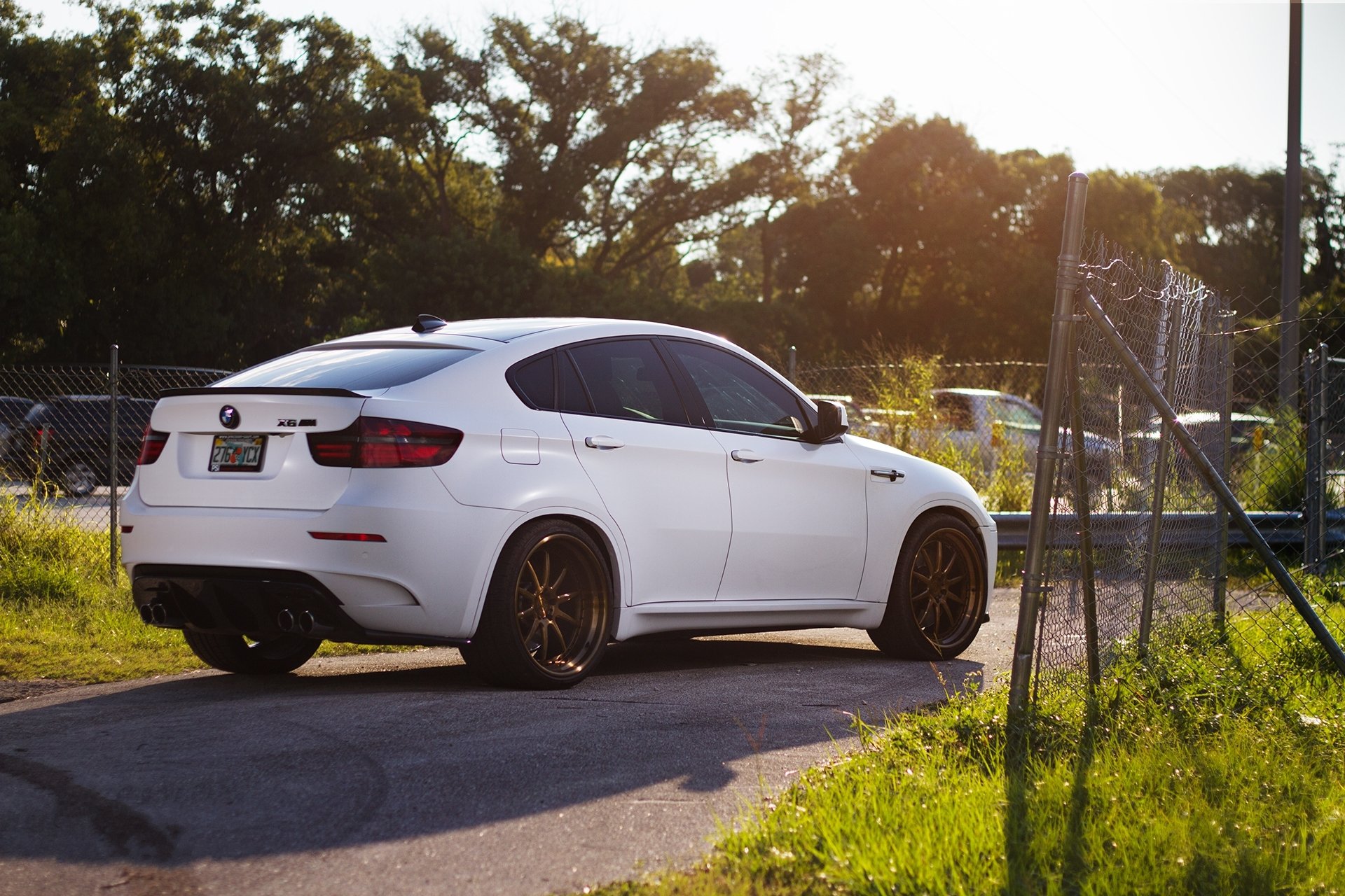 bmw x6m e71 bianco bmw crossover vista posteriore ombra guardrail