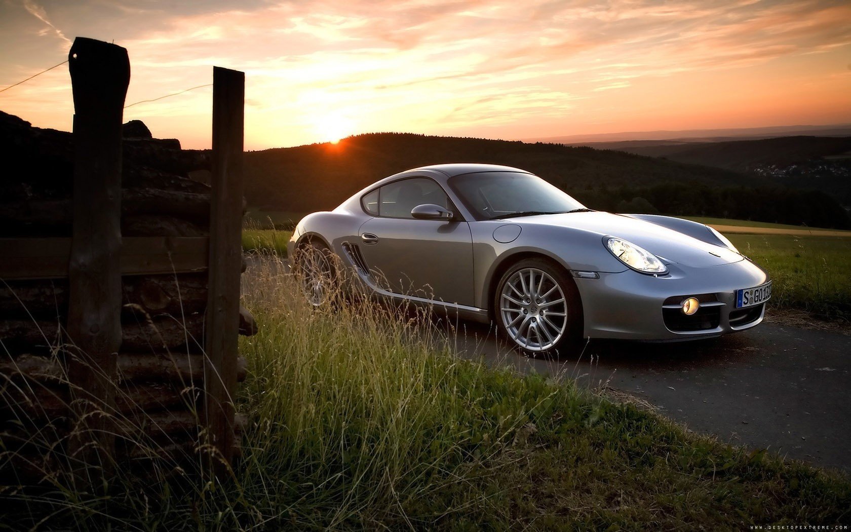 porsche cayman porsche grau außerhalb der stadt sonnenuntergang horizont auto silbernes auto gras auto pkw transport kraftfahrzeuge abend scheinwerfer licht feld hügel brennholz