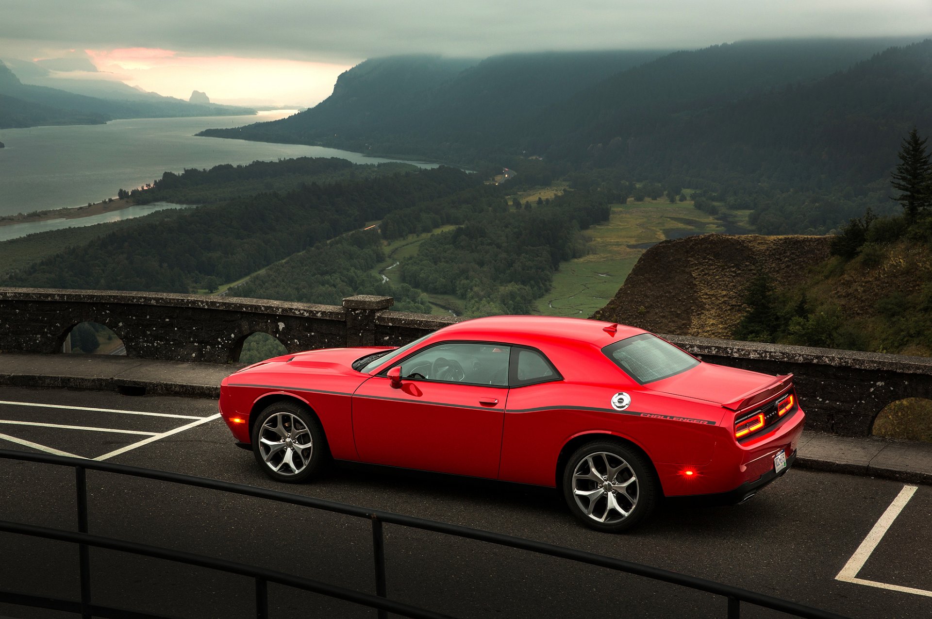 schivare challenger 2015 muscle car paesaggio valle fiume foresta montagna tramonto strada