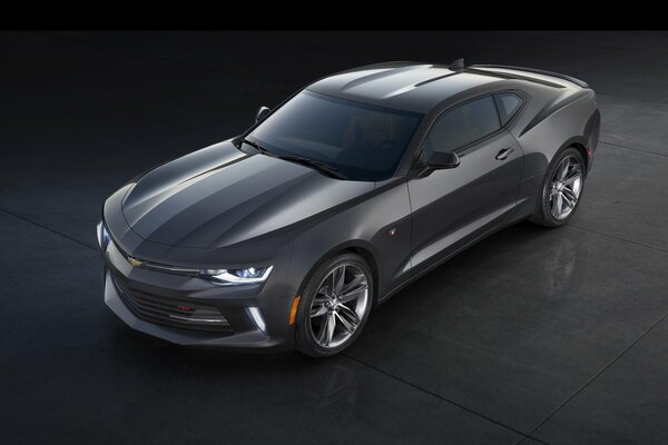 Gris chevrolet Camaro RS 2015 en un fondo oscuro vista frontal