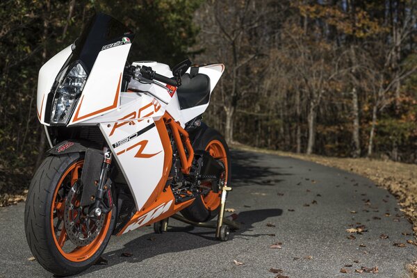 Vélo de sport orange et blanc