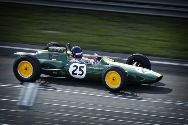 Belle photo d une voiture de sport pendant la course