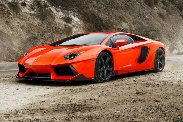 Lamborghini sportif rouge sur la route de sable