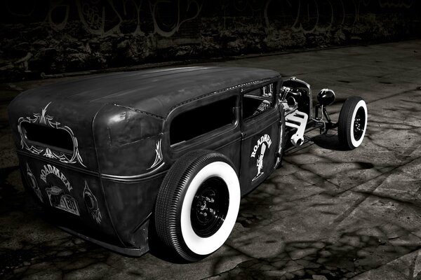 Ford Oldtimer noir sur la route