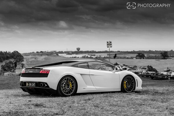 Lamborghini auf Schwarz-Weiß-Stadion-Hintergrund