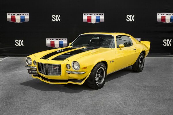 Chevrolet Camaro jaune avec des rayures noires