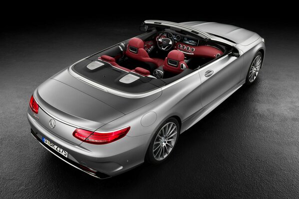 Mercedes argent cabriolet avec intérieur rouge