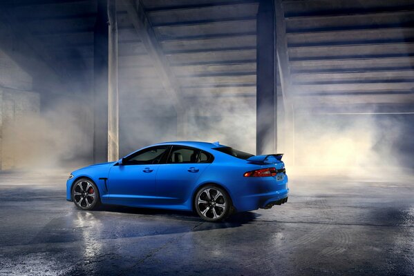 Светло синий jaguar xfr-s в клубах дыма