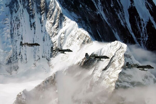 Aerei d attacco nel cielo dell Alaska che volano in montagna