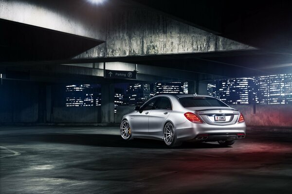 Mercedes en el estacionamiento por la noche vista trasera