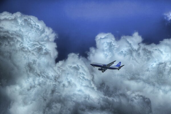 Petit avion vole dans le ciel entre les nuages