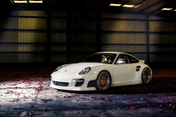 Popular Porsche 911 blanco en otoño