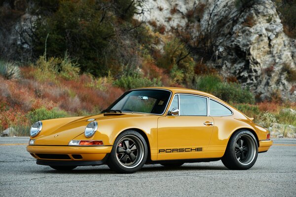 Amarillo Porsche Targa en la carretera