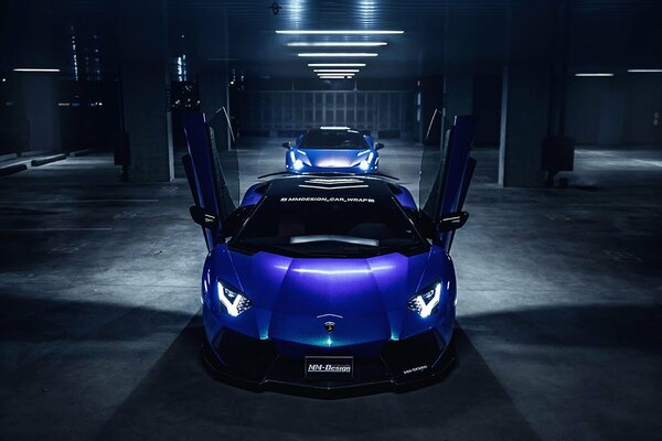 Un auto Lamborghini blu in un grande design