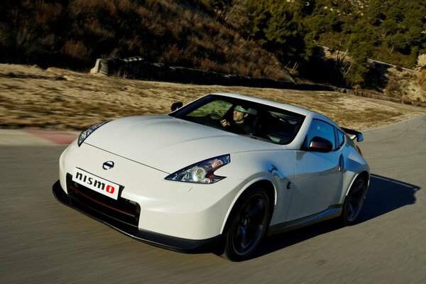 Voiture de sport de couleur blanche sur la route