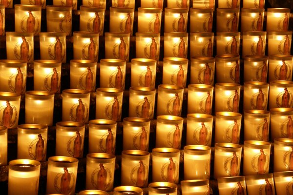 Beaucoup de bougies allumées dans le temple