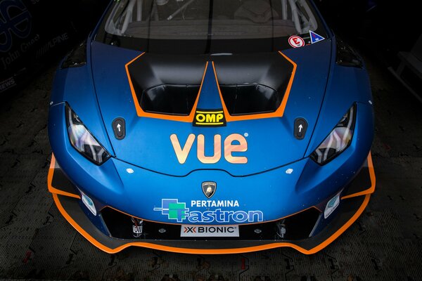 Belle photo de voiture de course bleue