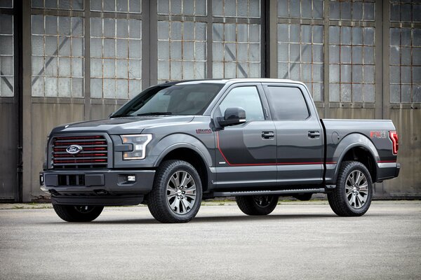 The appearance of a gray 2015 Ford f - 150 lariat pickup truck