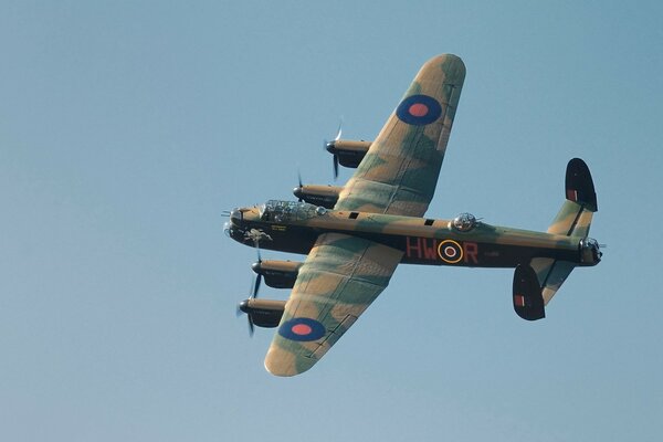 Aereo Avro Lancaster nel cielo blu