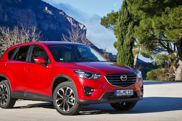 Crossover rouge Mazda CX-5 sur fond de falaise