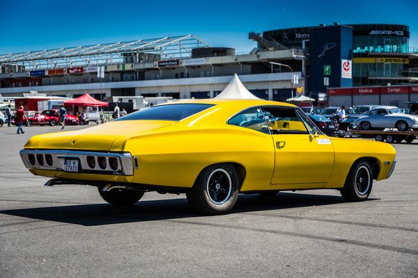 Classique jaune chevrolet Caprice sur les routes de la ville