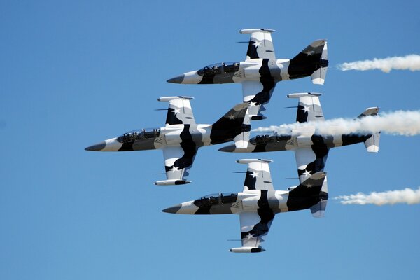 Cuatro aviones volando en el cielo azul