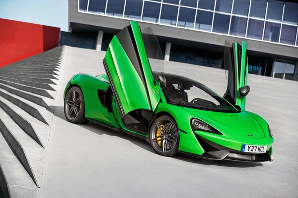 McLaren 570s con puertas abiertas