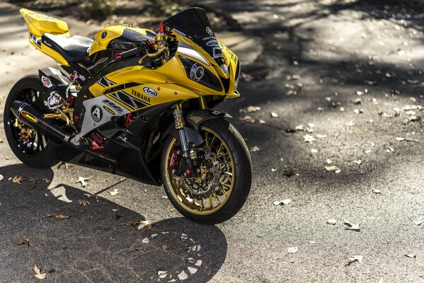 Moto yamaha en jaune sur la route