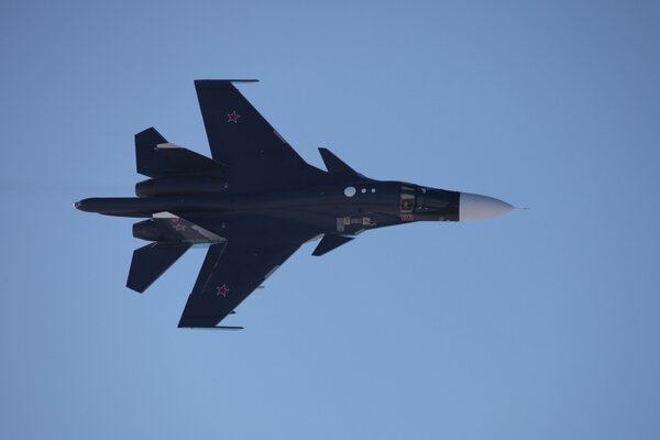 Caza su-34 en vuelo contra un cielo azul