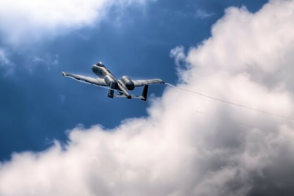 Avion A10 décolle sur fond de beaux nuages