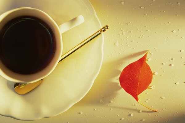 Herbstmorgen mit einer Tasse heißen Expresso