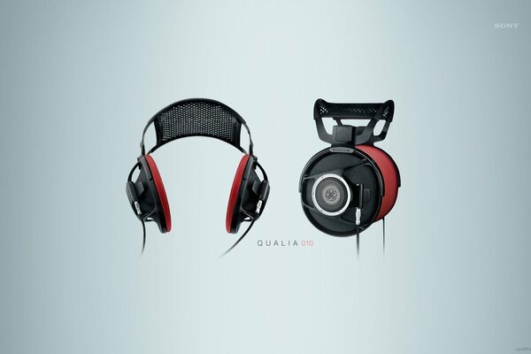 Casque rouge et noir sur fond gris