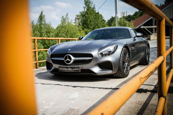 Mercedes plateado en el puente peatonal