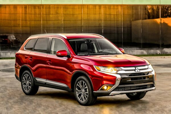 Mitsubishi Outlander vista rossa dal lato destro