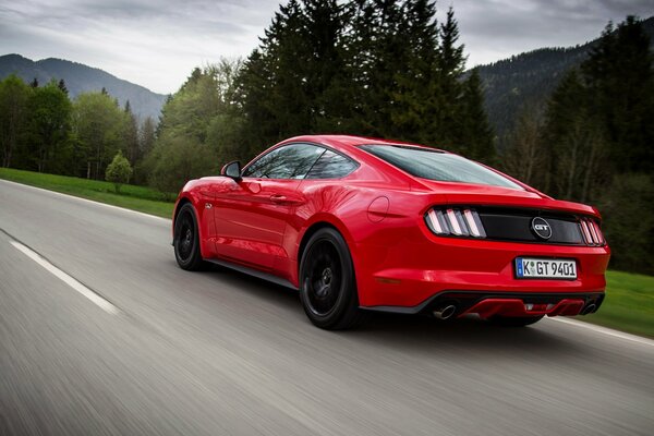 El Ford Mustang GT UE-spec rojo 2015 corre por la carretera