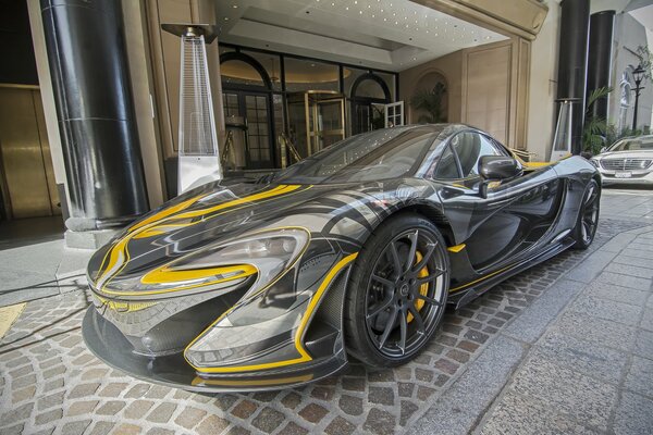 Спортивный McLaren p1 в футуристичном цвете