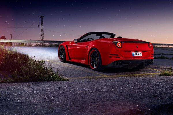 Coche rojo Ferrari en las carreteras de California