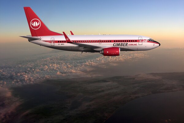 Ein rot-weißes Flugzeug unter klarem Himmel