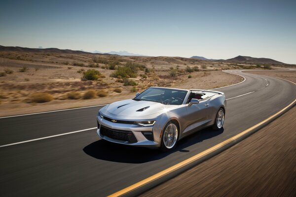 Argento Cabriolet Chevrolet in movimento