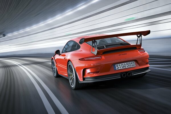 Porsche gt3 rouge à grande vitesse sur la piste de course, vue arrière