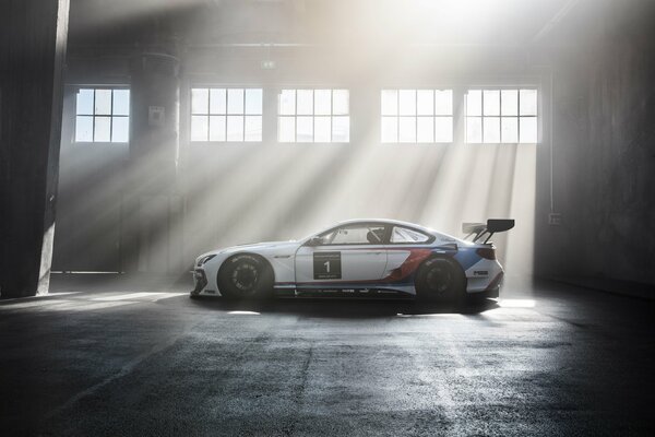 Voiture de sport se trouve dans un hangar