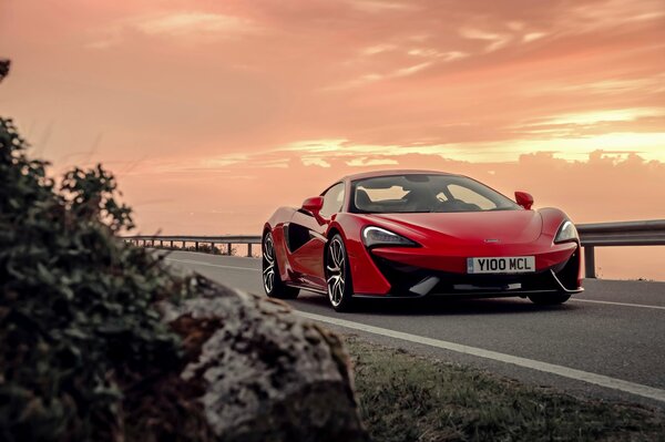 McLaren steht bei Sonnenuntergang auf der Brücke