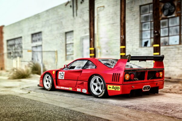 Roter Ferrari f40, Rückansicht, Straßenlage