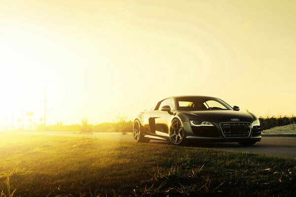 Supercar noir dans les rayons du soleil levant