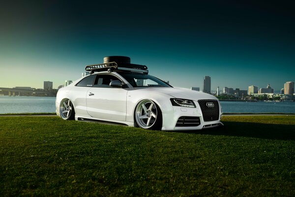 Blanc audi rs 5 stancenation sur l herbe verte