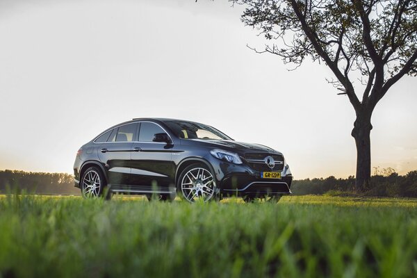 Mercedes amg GLE 63s SUV al amanecer