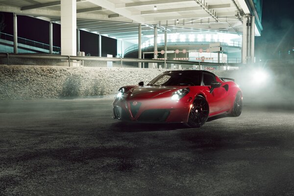 Красная alfa romeo 4c центурион