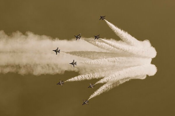 Exhibición aérea de aviones que realizan un truco peligroso