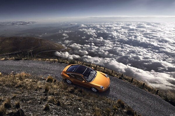 Viaje sobre las nubes en un Porsche